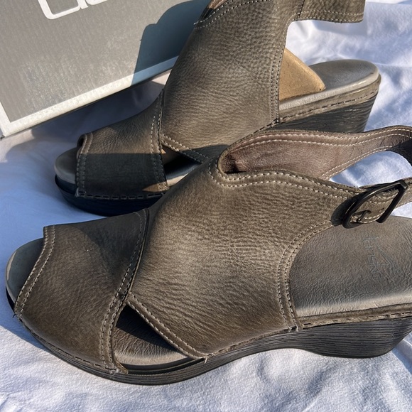 Dansko Vanda Wedge Leather Peep Toe Buckle Sandal Size 40 gray - Picture 4 of 5